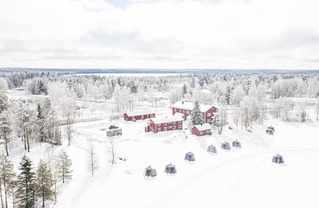 Arctic Guesthouse & Igloos - 10 AuroraHut lasi-iglua ja Gasthaus Ranua kuvattuna talvella 2020