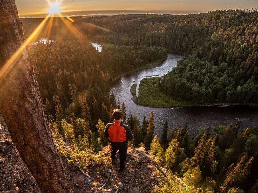 Kaunis syysmaisema Suomen tunnetuimpiin kuvauskohteisiin lukeutuvalla Kuusamon Pähkänänkalliolla