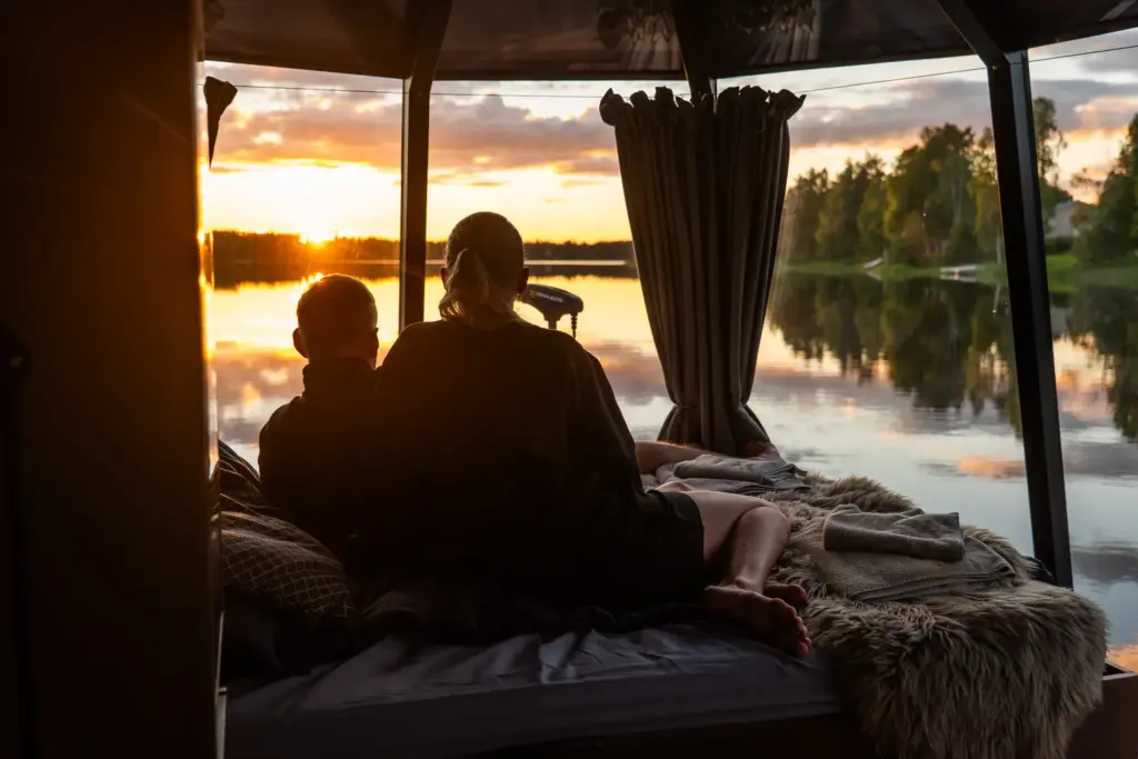 Iglu järvellä auringonlaskussa lappi suomi
